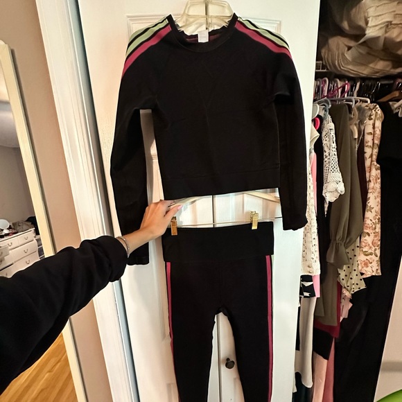 Fabletics Workout Set - Picture 2 of 6